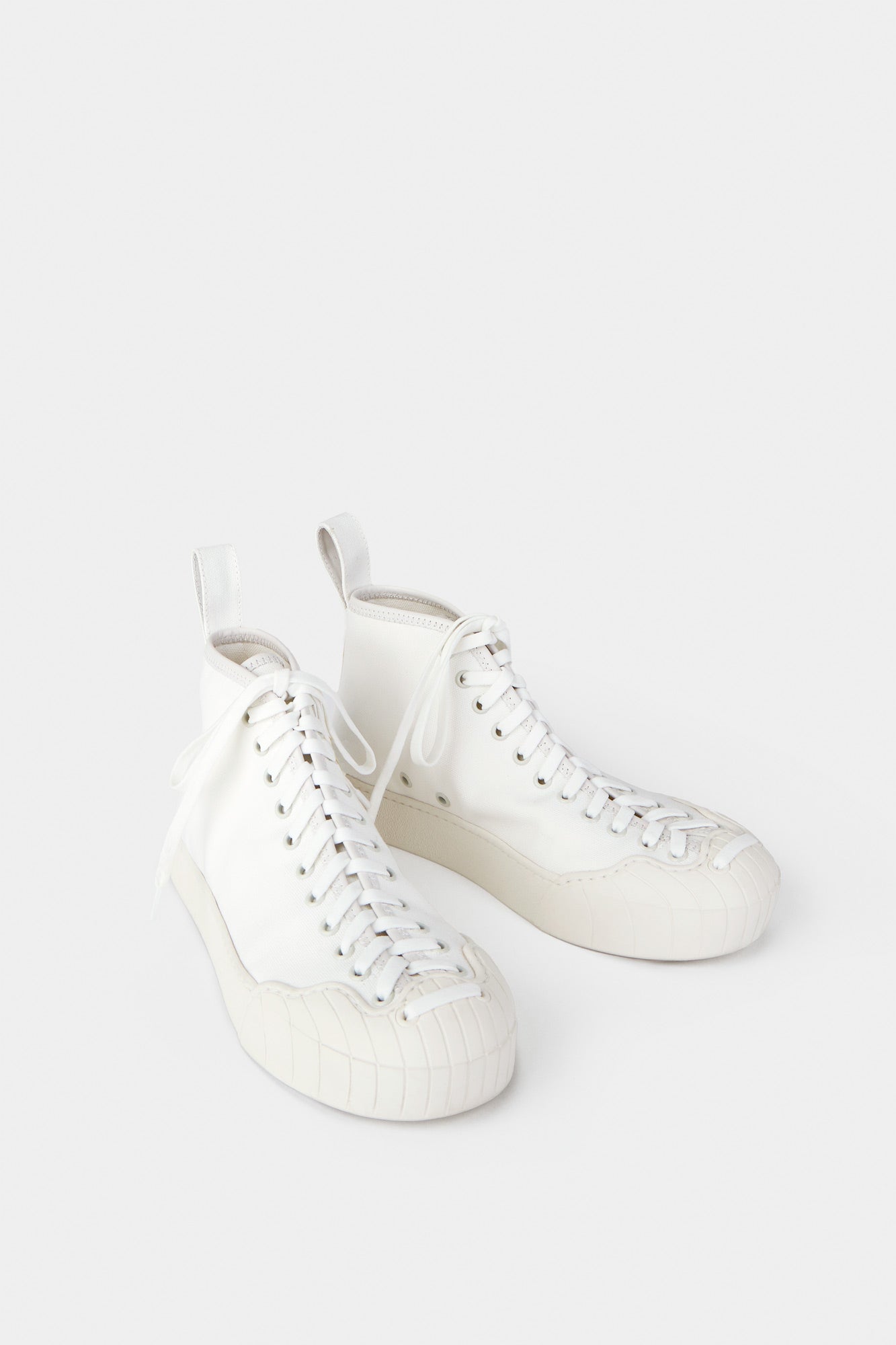 ISI SHOES / white
