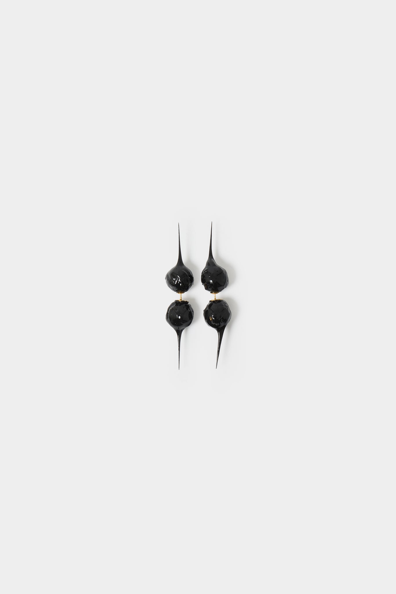 MINI SPIKE RUBBERIZED EARRINGS / silver / black