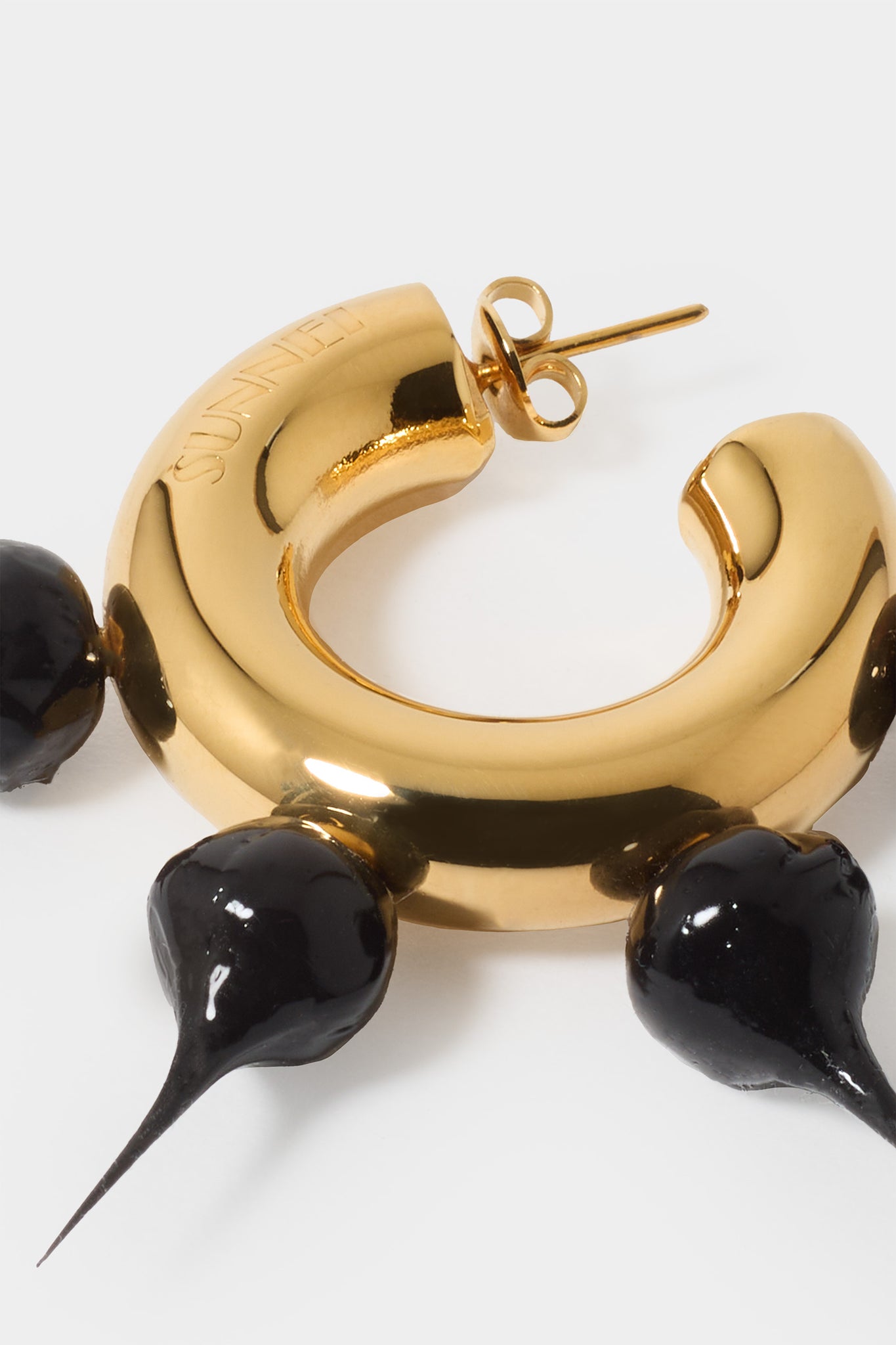 SPIKE RUBBERIZED SMALL HOOP EARRINGS / gold / black