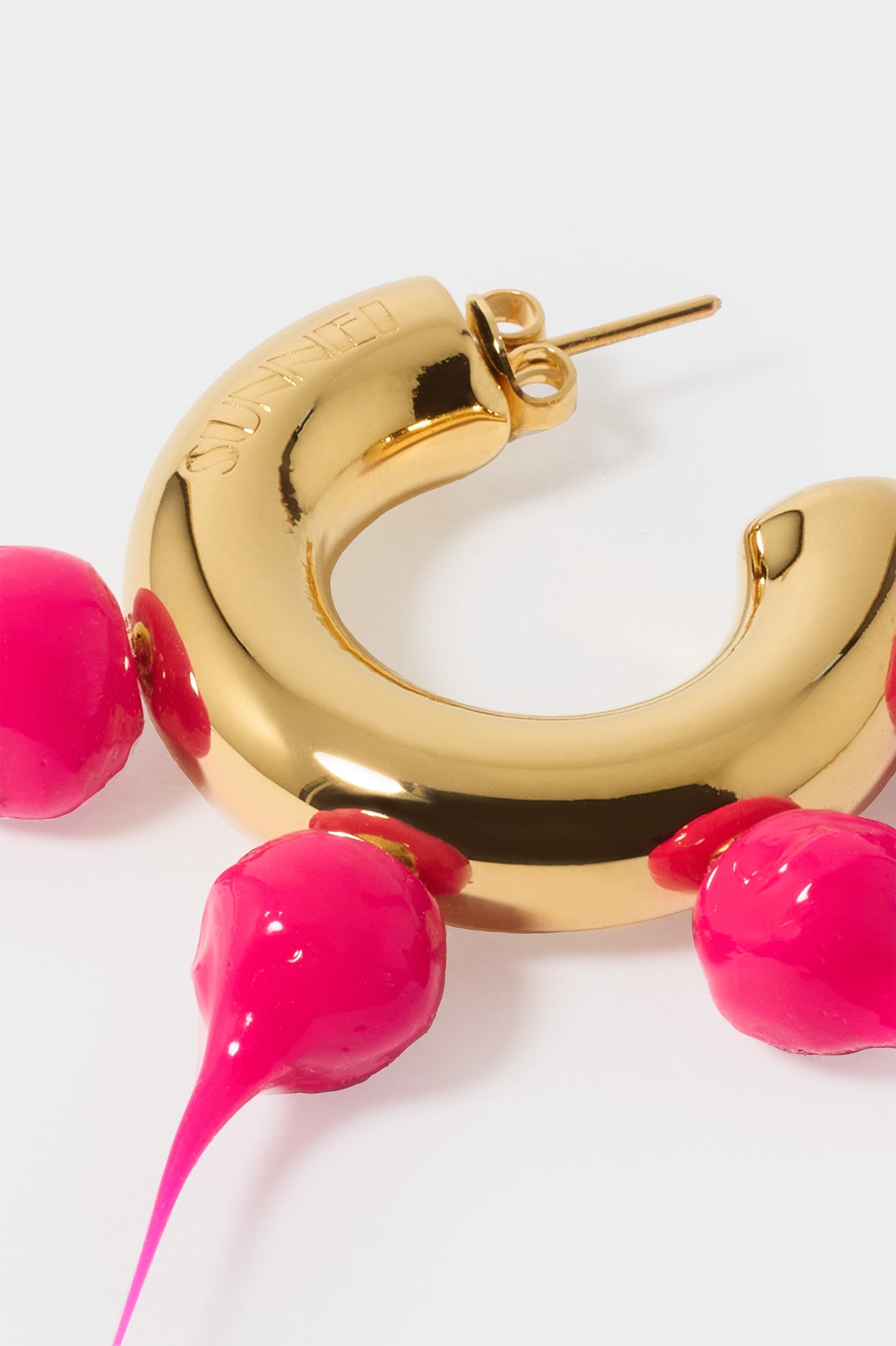 SPIKE RUBBERIZED SMALL HOOP EARRINGS / gold / fuxia