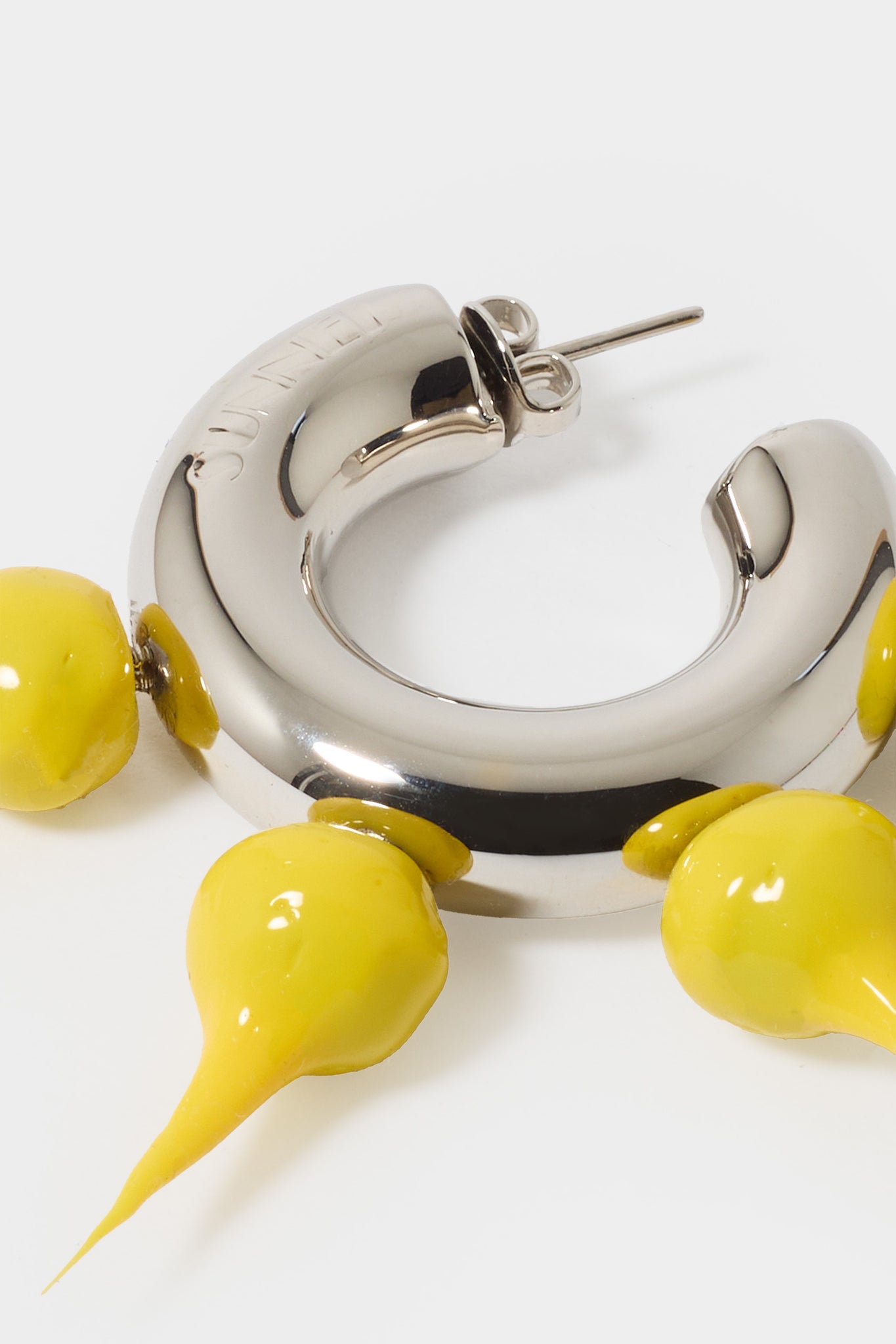 SPIKE RUBBERIZED SMALL HOOP EARRINGS / silver / dark yellow