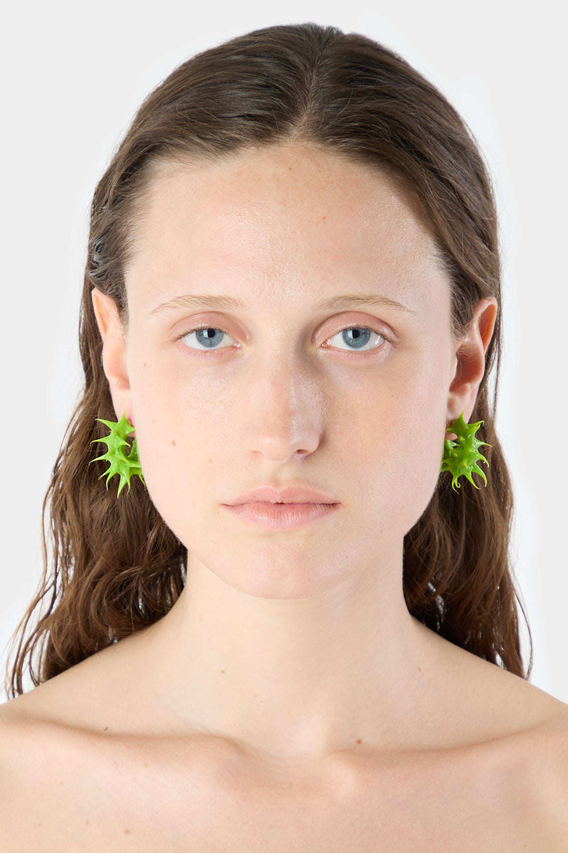MINI RUBBERIZED TUFT EARRINGS / fern green