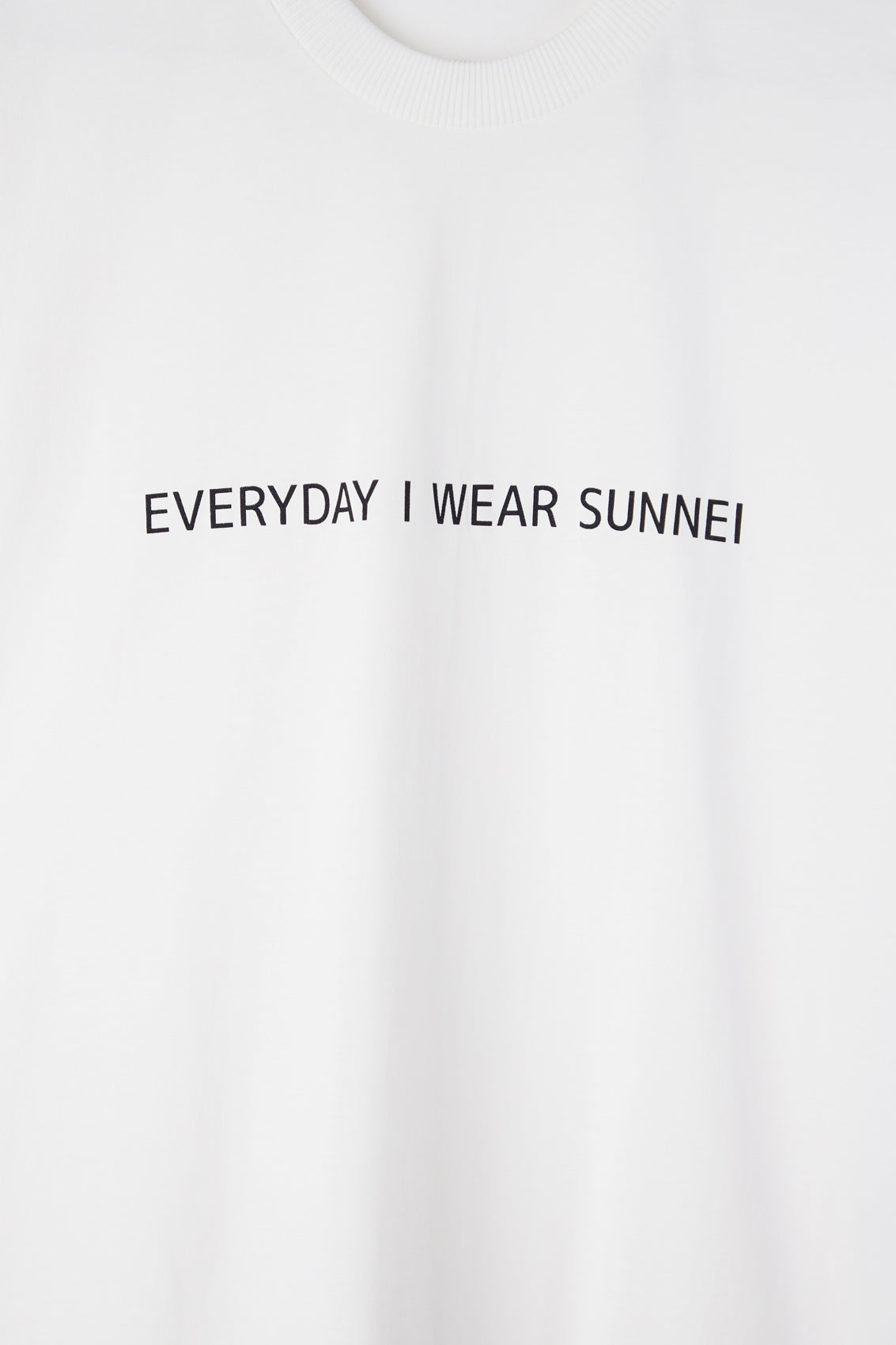 'EVERYDAY I WEAR SUNNEI' CLASIC T-SHIRT / white