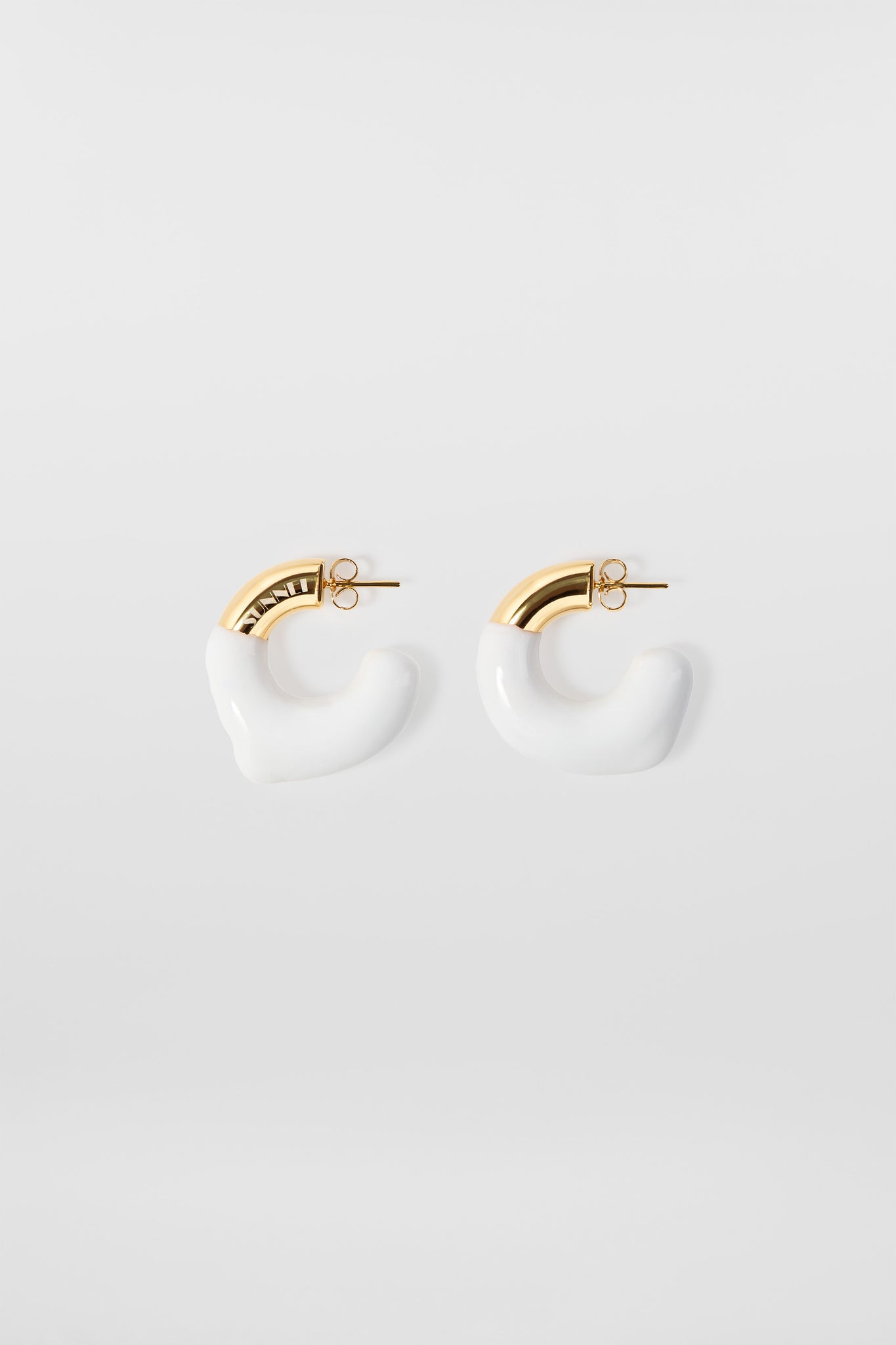 SMALL RUBBERIZED EARRINGS GOLD / white