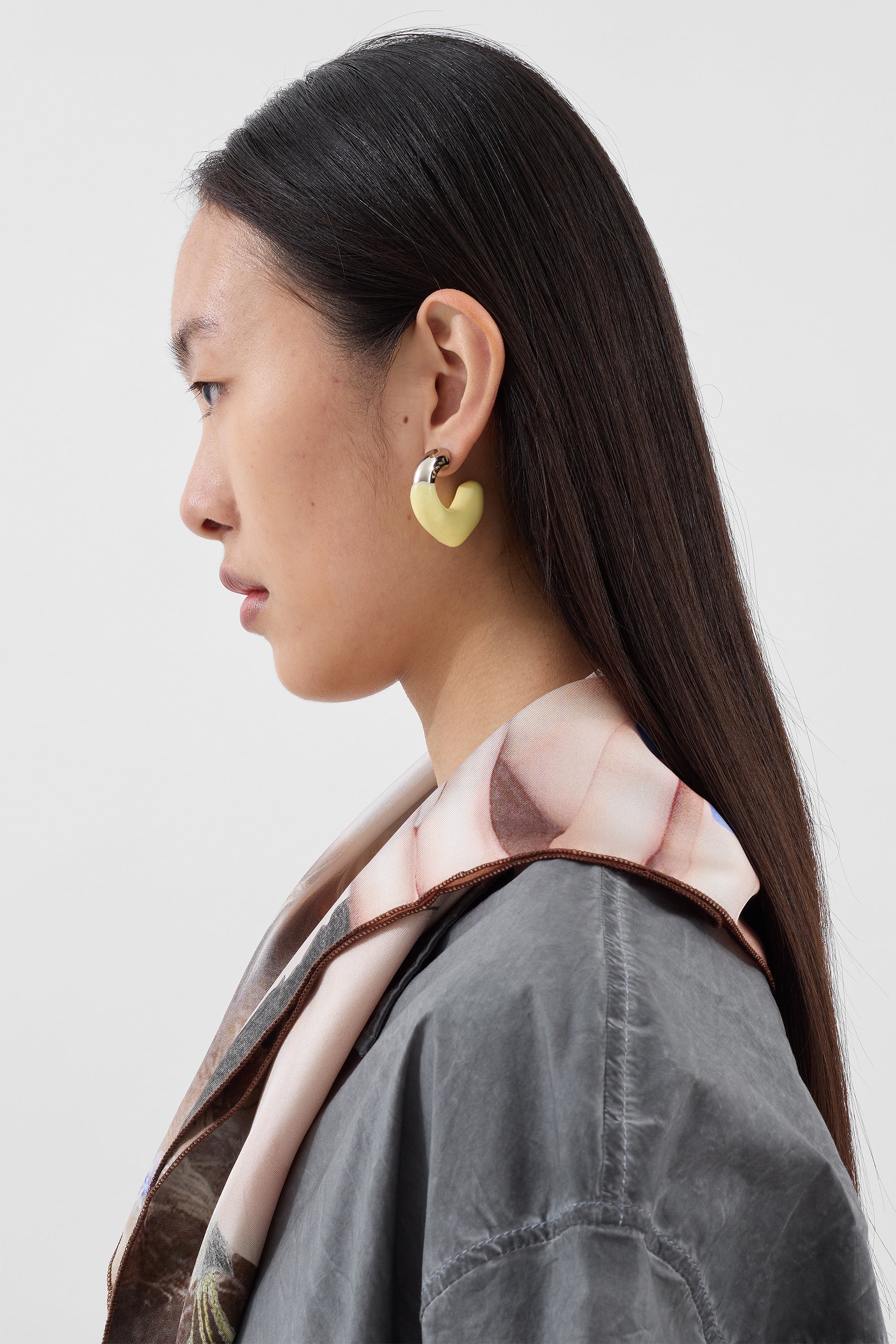 SMALL RUBBERIZED EARRINGS SILVER / yellow – SUNNEI
