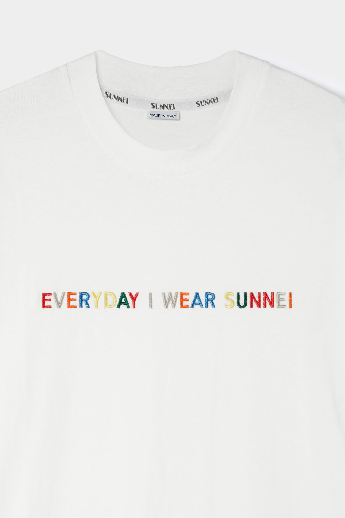 'EVERYDAY I WEAR SUNNEI' T-SHIRT / white / multicolor embroidery